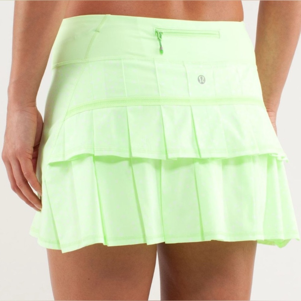 Lululemon Run: Pace Setter Skirt (Regular)
Petit Dot Faded Zap / Faded Zap SZ 2
